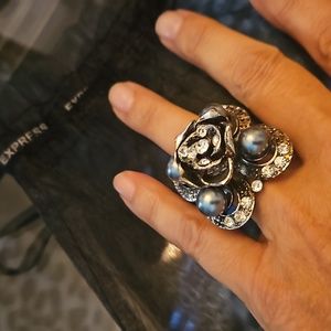 Costume Jewelry Ring w/ Pearl's & Stones.